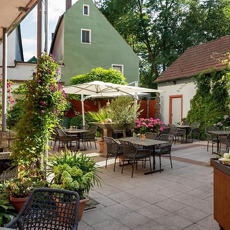 Wirtshaus & Hotel Goldener Greif Edelsfeld Buitenkant foto