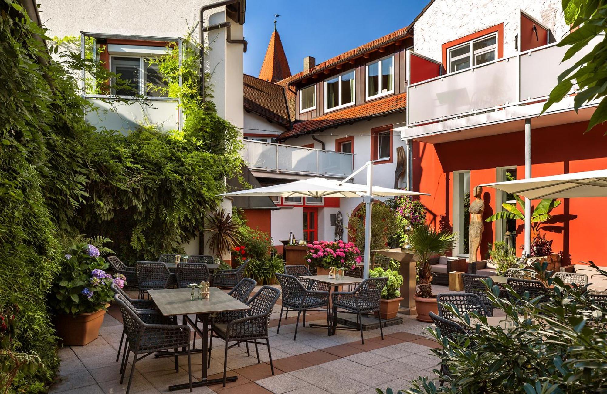 Wirtshaus & Hotel Goldener Greif Edelsfeld Buitenkant foto