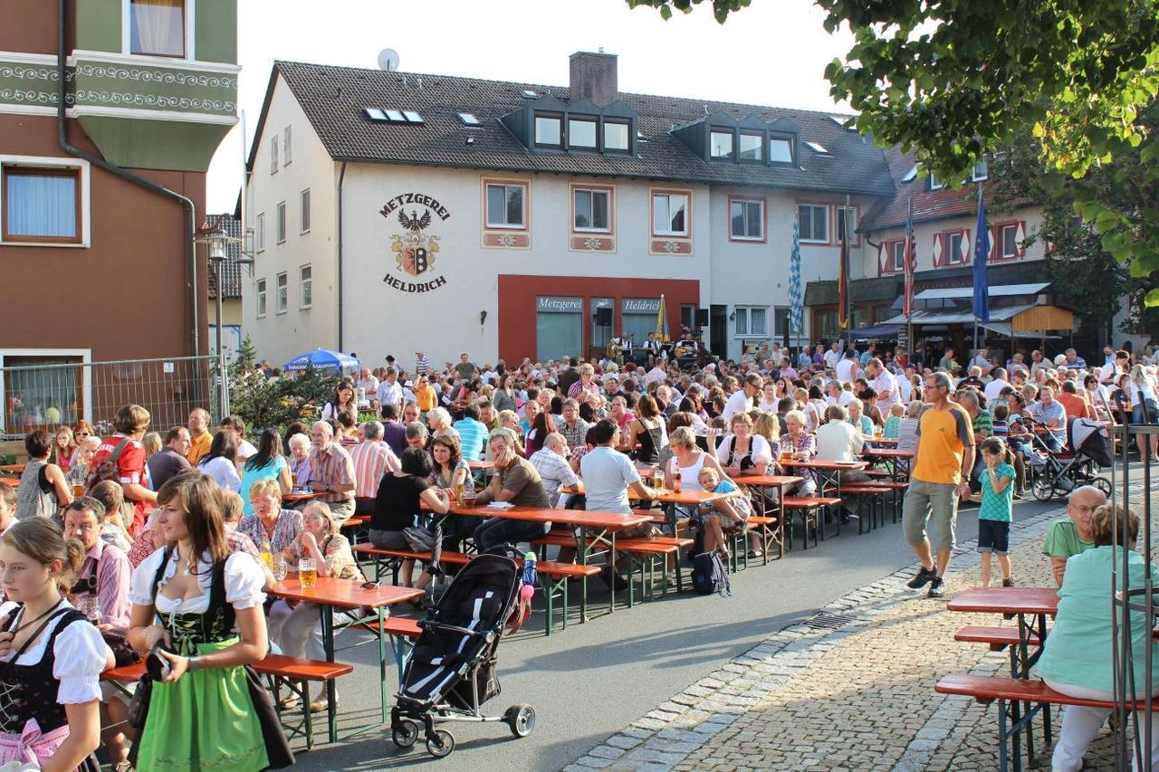 Wirtshaus & Hotel Goldener Greif Edelsfeld Buitenkant foto
